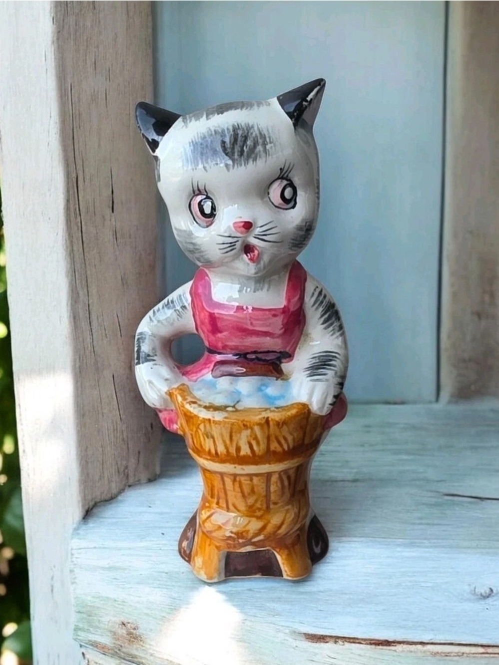 Vintage 1960s Mama Cat Figurine Washing Clothes Pink Apron Ceramic 5"